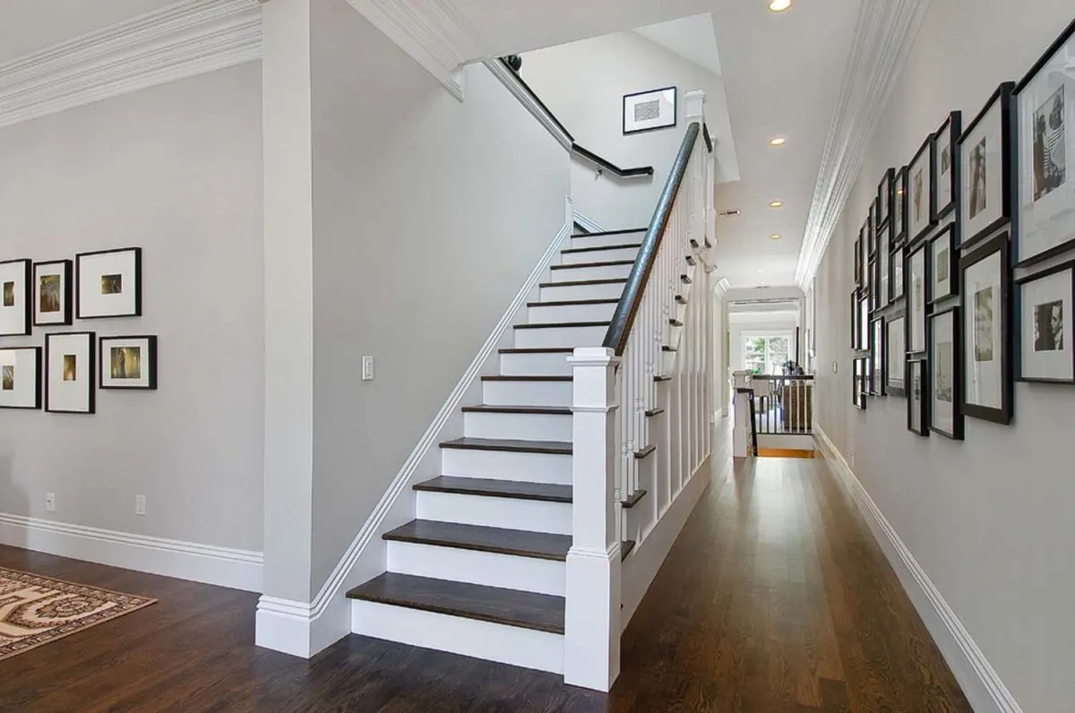 Светлые ступеньки. Лестница в интерьере. Интерьер лестницы в доме. Интерьер лестницы в частном доме. Белая лестница.