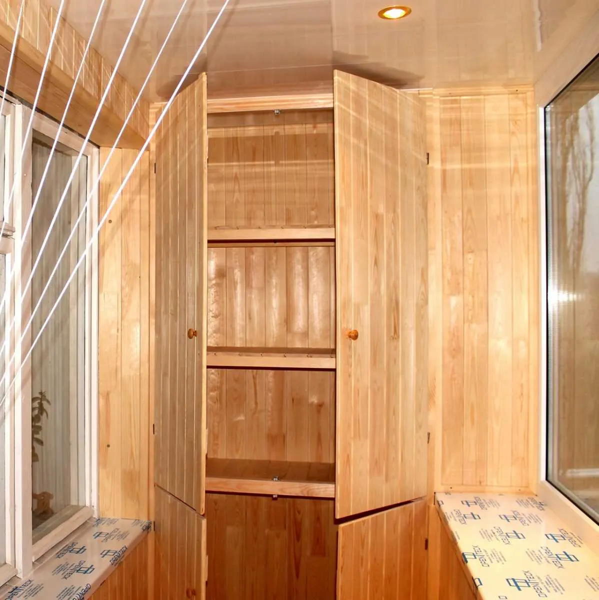 деревянный шкафчик на балкон